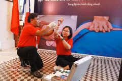 Staff from the Ho Chi Minh City First Aid Centre demonstrate first aid skills. (Photo: VNA)
