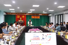 Vice Chairwoman of the Vinh Long provincial People’s Committee Nguyen Thi Be Muoi speaks at the meeting with relevant departments, agencies, businesses and educational institutions on labour cooperation programme with Japan's Ehime and Niigata prefectures. (Photo: VNA)