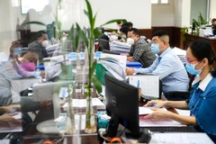 Civil servants of Phu Nhuan district in HCM City handle administrative procedures for citizens (Photo: tuoitre.vn)