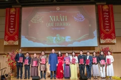 Vietnamese Ambassador to Japan Pham Quang Hieu commends collectives that have made significant contributions to community work in 2025. (Photo: VNA)