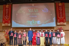 Vietnamese Ambassador to Japan Pham Quang Hieu commends collectives that have made significant contributions to community work in 2025. (Photo: VNA)