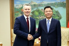 Deputy Prime Minister Le Thanh Long (R) and Australian Minister for Education Jason Clare in Hanoi on December 11 (Photo: VNA)
