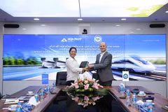 Representatives of Hoa Phat Group and TÜV SÜD Rail GmbH sign the agreement. (Photo courtesy of Hoa Phat Group)