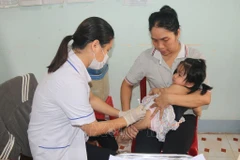 A health worker administer IPV polio vaccine to a child in Dong Thap province. (Photo: VNA)