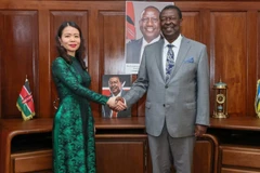 Vietnamese Deputy Minister of Foreign Affairs Nguyen Minh Hang (L) and Kenyan Prime Cabinet Secretary and CS for Foreign and Diaspora Affairs Musalia Mudavadi (Photo: VNA)