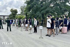 Vietnamese citizens handed over by Cambodian authorities at Dinh Ba international border gate, Tan Ho Co commune, Dong Thap province. (Photo: VNA)