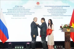 Vietnamese Ambassador to Russia Dang Minh Khoi presents the Friendship Order to Anatoli Dmitrievich Artamonov (left), Chair of the Federation Council Committee on the Budget and Financial Markets and former Governor of Kaluga Oblast, on November 4. (Photo: VNA)