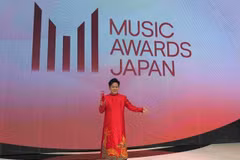 Tung Duong wears ao dai to receive the International Special Award at MAJ 2025 in Kyoto, Japan. (Photos courtesy of MAJ)