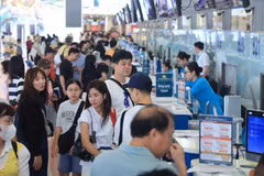 Passengers check in at Noi Bai International Airport. (Photo: dangcongsan.org.vn)