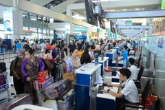 Noi Bai, Tan Son Nhat and Da Nang International Airports welcome high numbers of passengers during the April 30-May 1 holiday. (Photo: VNA)