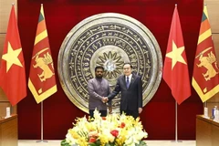 National Assembly Chairman Tran Thanh Man (R) welcomes Sri Lankan President Anura Kumara Dissanayaka in Hanoi on May 5 (Photo: VNA)