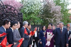 Party General Secretary To Lam, his spouse and the Vietnamese high-ranking delegation are welcomed by the Vietnamese Embassy and community members in Kazakhstan on May 5. (Photo: VNA)