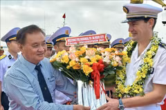 The welcoming ceremony for officers and crew of the Prairial at Tien Sa port in Da Nang on November 14 (Photo: VNA)