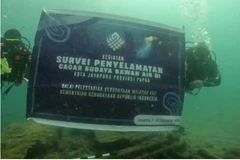 A diving team from the Papua Cultural Preservation Center (BPK) discovers nine World War II relics in the waters off Jayapura, Papua. (Photo: Antara)