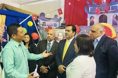 Vietnamese Ambassador to Venezuela Vu Trung My (left) and representatives of Santa María University at the “Vietnam – Land and People” space during the 2025 International Student Festival. (Photo: VNA)