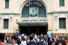 The Central Post Office in Ho Chi Minh City draws a large number of visitors during the five-day break. (Photo: VNA)