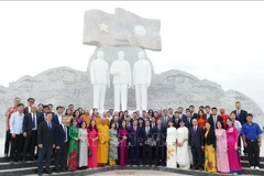 The delegation from the Vietnamese Embassy in Laos at the Laos – Vietnam Friendship Park in Vientiane on December 12. (Photo: VNA)