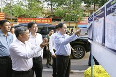National Assembly Chairman Tran Thanh Man (first, right) inspects a polling station in Ninh Kieu ward, Can Tho city. (Photo: VNA)