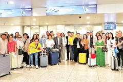 Visitors on Vietravel's tours to the Middle East arrive safely at Noi Bai International Airport on March 4. (Photo: nhandan.vn) 