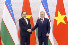 Chairman of the Vietnamese National Assembly Tran Thanh Man (left) and Uzbek President Shavkat Mirziyoyev at their meeting in Tashkent on April 7. (Photo: VNA)