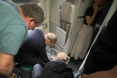 Russian medical team aids passenger during Vietnam Airlines flight. (Photo: Vietnam Airlines)