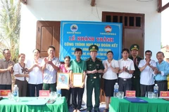 The Border Guard Command of Dak Lak and delegates hand over the new house to Vu Van Doan and his family (Photo: VNA)