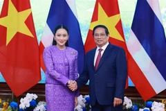 Prime Minister Pham Minh Chinh (R) receives Thai Prime Minister Paetongtarn Shinawatra in Hanoi on May 16 (Photo: VNA)
