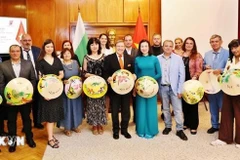 Participants pose for a group photo at the press conference marking 75th anniversary of Vietnam-Bulgaria diplomatic relations held in Sofia on June 27. (Photo: VNA)