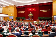 Members of the Party Central Committee vote to approve the list of candidates for election to the 14th Political Bureau. (Photo: VNA)
