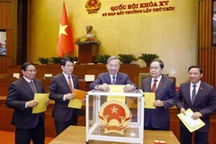 Party General Secretary To Lam (centre), State President Luong Cuong (second from left), Prime Minister Pham Minh Chinh (first, left), National Assembly Chairman Tran Thanh Man (second from right) cast their votes. (Photo: VNA)