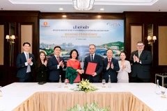 Vice Chairwoman of Vingroup Le Thi Thu Thuy (centre, left) and Dr. Amir Ali Salemi, Founder and CEO of JTA Investment Qatar, at the MoU signing ceremony on March 3. (Photo: The Courtesy of Vingroup)