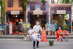 A street performance at the second Hanoi Autumn Festival in 2024. (Photo: VNA)