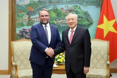 Permanent Deputy Prime Minister Nguyen Hoa Binh (right) and Timon Gremmels, Minister of Science and Research, Arts and Culture of Hessen, at their meeting in Hanoi on October 21 (Photo: VNA)