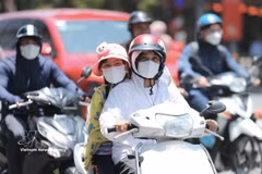 In Hanoi, the temperature recorded in Lang Ha at 1 pm on May 26 reached 40 degrees Celsius. (Photo: VNA)