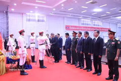 A delegation of the Party Committee and government of Oudomxay province offers incense to pay tribute to the heroic martyrs at the memorial service. (Photo: VNA)