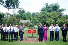 Party General Secretary and State President To Lam (fifth, left) and his spouse (fourth, left) plant a commemorative tree at the Ho Chi Minh Memorial Site in Udon Thani province on May 27. (Photo: VNA)