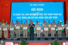 The insignia “For the cause of UN peacekeeping” is presented to 60 individuals. (Photo: VNA)