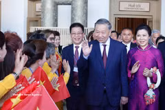 Party General Secretary and State President To Lam and his spouse meet with representatives of the Vietnamese community in Thailand. (Photo: VNA)