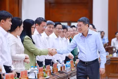Prime Minister Le Minh Hung (right) at the working session with the Dong Thap provincial Party Committee’s Standing Board on May 27 (Photo: VNA)