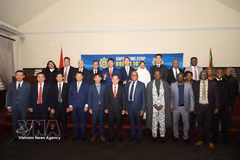 The delegation from Vietnam’s Ministry of Public Security, led by Deputy Minister Senior Lieutenant General Nguyen Van Long, in a group photo with leaders of the South African Ministry of Police. (Photo: VNA)