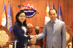 Deputy Minister of Culture, Sports and Tourism Trinh Thi Thuy (L) and Cambodian Minister of Information Neth Pheaktra. (Photo: VNA)