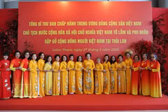 Overseas Vietnamese in Thailand pose for a group photo at the VT Nam Nueng Centre while awaiting the arrival of Party General Secretary and State President To Lam at the site in Udon Thani on May 27, 2026. (Photo: VNA)