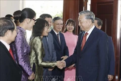 Party General Secretary To Lam meets with members of the Vietnamese community in Laos (Photo: VNA)