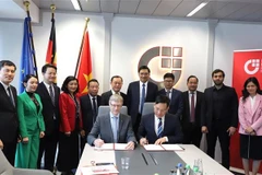 Representatives from the BVMW and the provincial Department of Foreign Affairs sign a Memorandum of Understanding to strengthen cooperation in promoting investment in Nghe An province. (Photo: VNA)