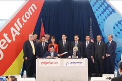 State President Luong Cuong (fift, right) witnesses handover signing of first Boeing 737-8 MAX aircraft between Boeing and Vietjet Air (Photo: Vietjet)