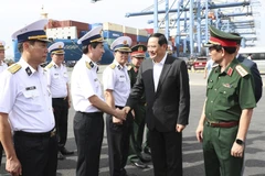 Representatives from the Saigon Newport Corporation welcome Lao Prime Minister Sonexay Siphandone at Tan Cang - Cat Lai Port. (Photo: VNA)