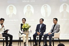 Speakers share experience with Vietnamese students at the job fair. (Photo: VNA)