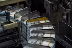 Remittances to Ho Chi Minh City were primarily transferred via economic organisations, reaching nearly 7.43 billion USD, or about 71.8% of the total in 2025. (Photo: VNA)