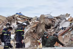Vietnamese rescuers search for victims trapped beneath the rubble in Venezuela. (Photo published by VNA)