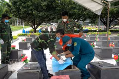 The excavation team collects samples from fallen soldiers' remains at the Duc Co Martyrs' Cemetery in Duc Co commune, Gia Lai province. (Photo: VNA)